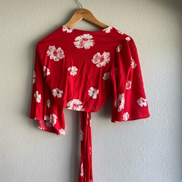 Gypsy Rose: Floral Print Knot Top With Butterfly Sleeves. - Picture 2 of 2